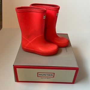Hunter kids first classic rain boot in hyper pink UK 7